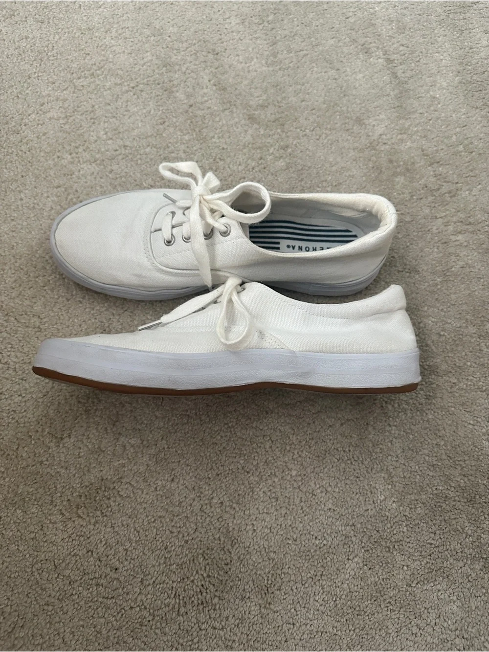 Merona white canvas low-top sneaker, size 7.5